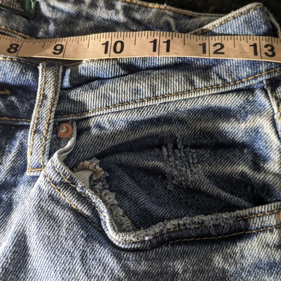 Women's Super High Rise Distressed Jean. size 4 - Picture 7 of 8